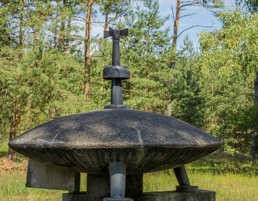 UFO-monumentet i Ängelholm nära Destination Råbocka omgivet av skog