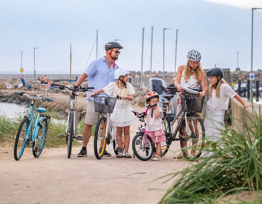 Familj som cyklar längs Kattegattleden vid havet nära Ängelholm och Destination Råbocka