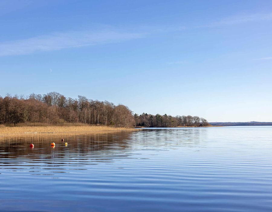 Västersjön nära Ängelholm med spegelblankt vatten och natur runt sjön, kort bilresa från Destination Råbocka